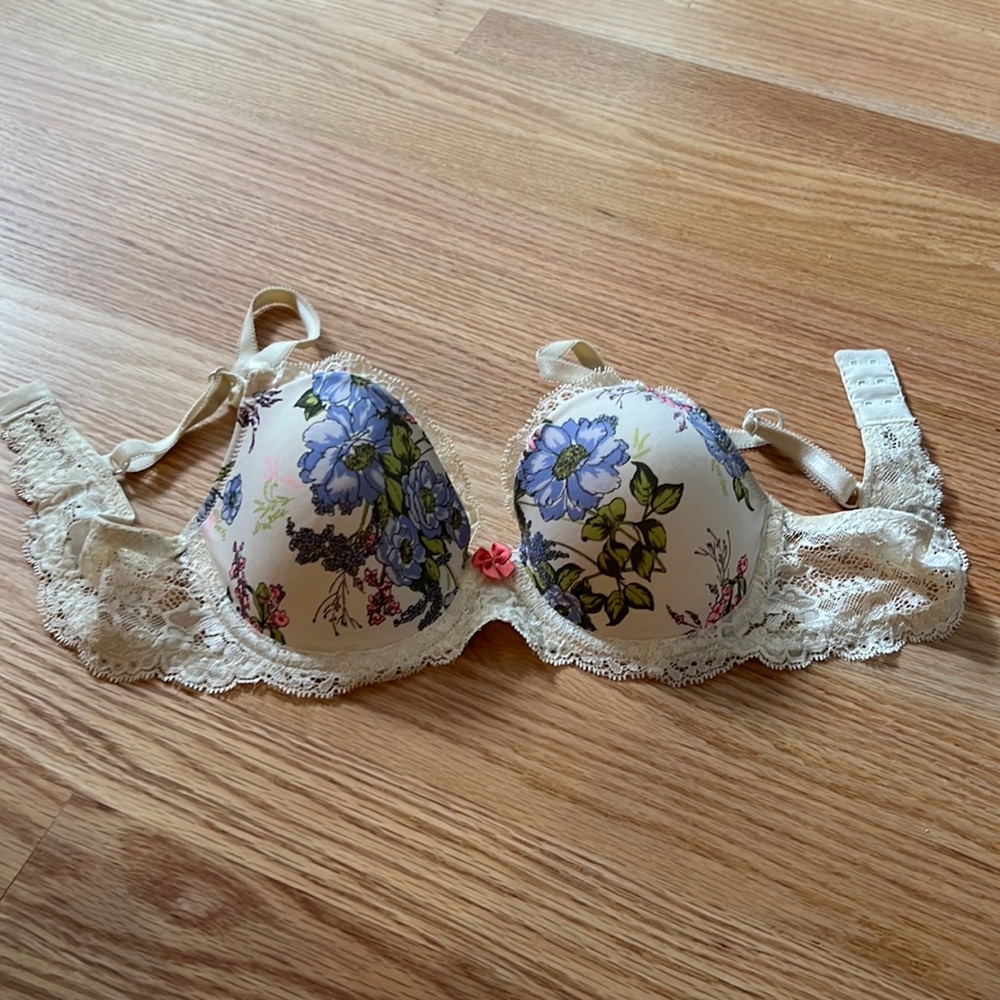 Victoria secret 34B wire bra with flowers